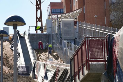 Remates en el ascensor norte de Parquesol en ValladolId.-J. M. LOSTAU