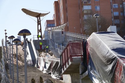 Remates en el ascensor norte de Parquesol en ValladolId.-J. M. LOSTAU