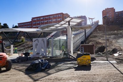 Remates en el ascensor norte de Parquesol en ValladolId.-J. M. LOSTAU
