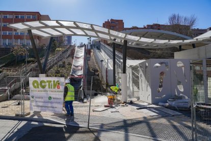 Remates en el ascensor norte de Parquesol en ValladolId.-J. M. LOSTAU