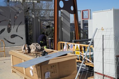 Remates en el ascensor norte de Parquesol en ValladolId.-J. M. LOSTAU