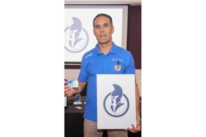El presidente Mario Arranz, con el nuevo escudo y el abono.