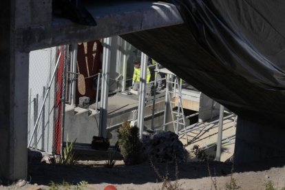 Remates en el ascensor norte de Parquesol en ValladolId.-J. M. LOSTAU
