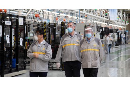 De los Mozos en una visita a la factoría de Motores de Valladolid en  abril de 2020. - ICAL