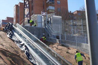 Remates en el ascensor norte de Parquesol en ValladolId.-J. M. LOSTAU