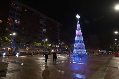 Encendido de las luces de Navidad en  la plaza Marcos Fernández de Valladolid.- PHOTOGENIC