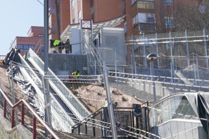 Remates en el ascensor norte de Parquesol en ValladolId.-J. M. LOSTAU