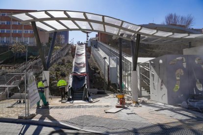 Remates en el ascensor norte de Parquesol en ValladolId.-J. M. LOSTAU