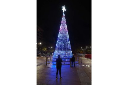 Encendido de las luces de Navidad en  la plaza Marcos Fernández de Valladolid.- PHOTOGENIC