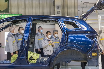El CEO de Renault Luca de Meo,junto a De los Mozos, visitando las factorias de Palencia y Valladolid en noviembre de 2020. - ICAL