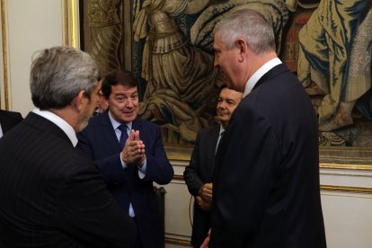 De Los Mozos con Mañueco en el Palacio de Viana, en Madrid, por la imposición de la Gran Cruz de Isabel la Católica a De los Mozos. ICAL