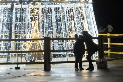 Encendido de las luces de Navidad en  la plaza Biólogo José Antonio Valverde de Valladolid.- PHOTOGENIC