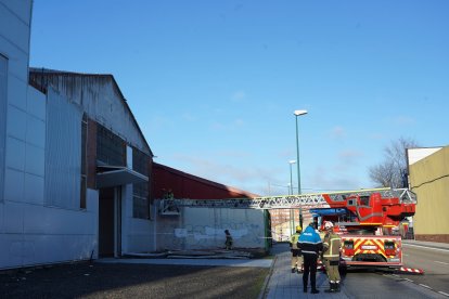 Bomberos retiran chapas sueltas en una nave de la calle Ducado de Valladolid.- ICAL