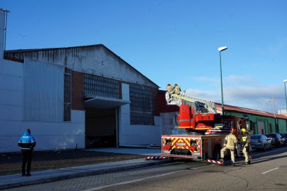 Bomberos retiran chapas sueltas en una nave de la calle Ducado de Valladolid.- ICAL