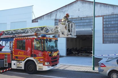Bomberos retiran chapas sueltas en una nave de la calle Ducado de Valladolid.- ICAL