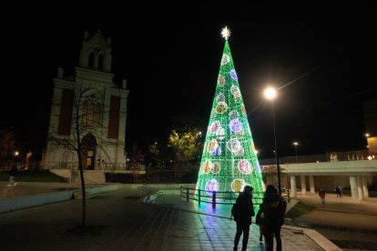 Encendido de las luces de Navidad en  la plaza Rafael Cano de Valladolid.- PHOTOGENIC