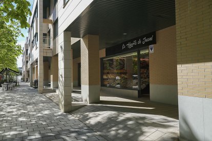 Tienda de ultramarinos en la calle Kilimanjaro. J. M. LOSTAU