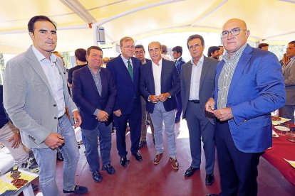 Antonio Silván (alcalde de León), Pablo Lago (director de El Mundo de Valladolid), Cipriano García (Caja Rural de Zamora), José Luis Ulibarri (editor de Edigrup) y Jesús Julio Carnero (presidente de la Diputación de Valladolid).