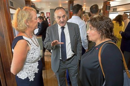 María Luisa Lombardero (EspañaDuero), Daniel Miguel (rector de la UVA) y Cristina Pérez (secretaria de la UVA).
