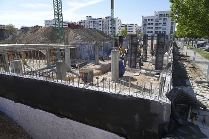 Edificio en construcción en Pinar de Jalón. J. M. LOSTAU