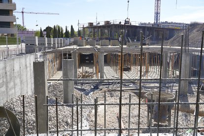 Edificio en obras junto a la plaza Everest. J. M. LOSTAU