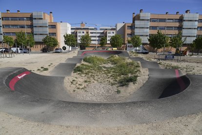 Zona deportiva en la calle de Peña Vieja. J. M. LOSTAU