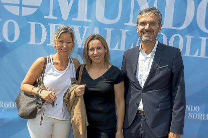 Arancha Zamácola, Carmen San Martín y Santiago Mora (DO Rueda) en la caseta EL MUNDO.