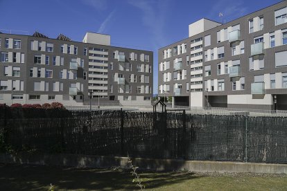 Edificios junto al Canal del Duero. J. M. LOSTAU