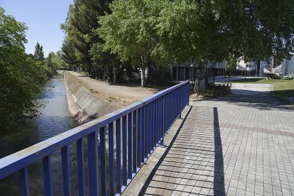 Acequia de Valladolid junto a la calle del Mulhacén. J. M. LOSTAU