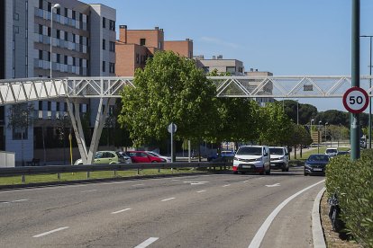 Avenida de Zamora con la pasarela peatonal. J. M. LOSTAU