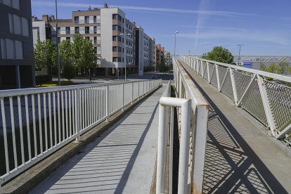 Pasarela peatonal junto a la calle del Mulhacén. J. M. LOSTAU