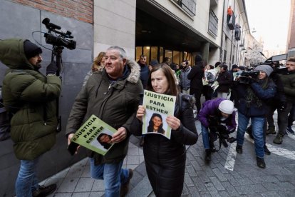 Familiares y amigos concentrados a a las puertas de los juzgados de Valladolid ante la llegada del sospechoso Óscar S. para prestar declaración. / M.A. Santos (Photogenic)