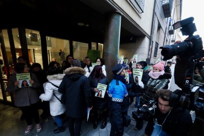 Familiares y amigos concentrados a a las puertas de los juzgados de Valladolid ante la llegada del sospechoso Óscar S. para prestar declaración. / M.A. Santos (Photogenic)
