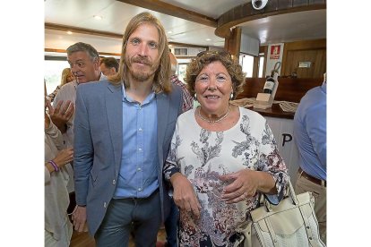Pablo Fernández (Podemos) y María Romero Mayor (El Mundo).