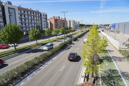 Avenida de Zamora desde la pasarela peatonal que une la zona urbana y la industrial. J. M. LOSTAU