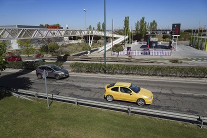 Pasarela sobre la Avenida de Zamora. J. M. LOSTAU