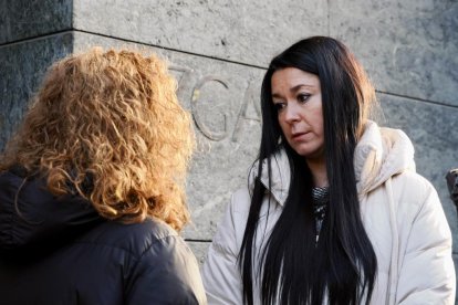 Inés, hermana de Esther López, a las puertas de los juzgados de Valladolid ante la llegada del sospechoso Óscar S. para prestar declaración. / M.A. Santos (Photogenic)