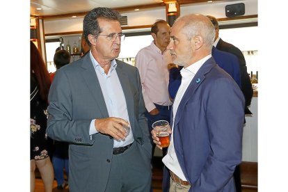 José Luis Ulibarri (editor Edigrup) y Víctor Caramanzana (presidente de la Cámara de Comercio).