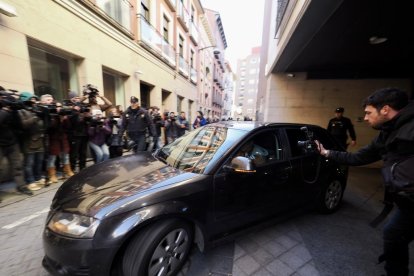 Salida los juzgados de Valladolid del sospechoso Óscar S. tras prestar declaración por el crimen de Esther López. / M.A. Santos (Photogenic)
