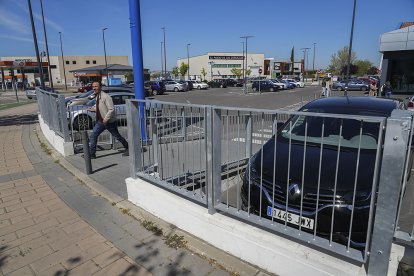 Zona industrial. Aparcamiento del Lidl. J. M. LOSTAU