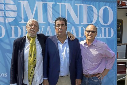 Adolfo Barnatán (escultor), Alberto Gutiérrez y Tom Reatt (diplomático).