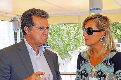 José Luis Ulibarri (editor Edigrup) y Laura Soria (magistrada).