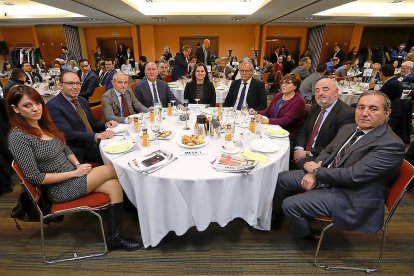 Lorena González Guerrero (Procuradora de Podemos), David Alonso Monge (Vicepresidente de la Diputación de Valladolid), Víctor Caramanzana Rey (Presidente de la Cámara de Comercio), Antonio Gato Casado (Concejal Delegado del Área de Hacienda), Adriana Ulibarri (Consejera Delegada de Edigrup) José Antonio Martínez Bermejo (Portavoz del Ayuntamiento de Valladolid), Helena Caballero Gutiérrez (Subdelegada del Gobierno en Valladolid), Jorge Zurita Bayona (Jefe Superior de Policía de Castilla y León) y Carlos Rico Mateo (Presidente de Acor).