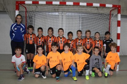 El equipo prebenjamín posa junto a su entrenadora.