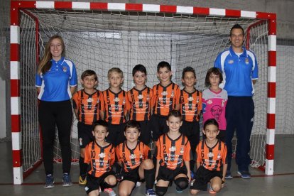 Los jugadores del benjamín B posan con sus entrenadores.