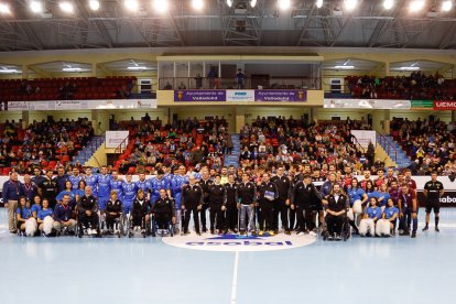 Homenaje a la selección española de balonmano en silla de ruedas antes del Recoletas Atlético Valladolid-Ademar. / LOSTAU