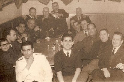 Vicente y Julián Muñoz en el interior de La Ferroviaria. - FOTO CEDIDA POR J.L. MARTÍNEZ