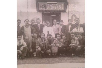 En la puerta de La Ferro años 60. - FOTO CEDIDA POR J.L. MARTÍNEZ