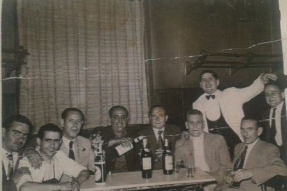 Una imagen de archivo de un grupo de personas en La Ferroviaria. -FOTO CEDIDA POR J.L. MARTÍNEZ