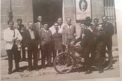 Imagen de archivo de un grupo de personas enfrente de la puerta de La Ferroviaria.- FOTO CEDIDA POR J.L. MARTÍNEZ.